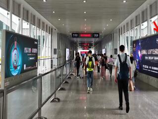 ?？跂|站高鐵廣告